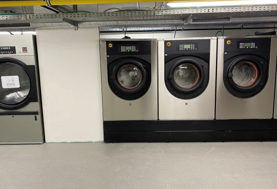 Drie wasmachines en een droger