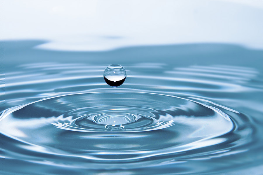 Druppel valt in schoon water
